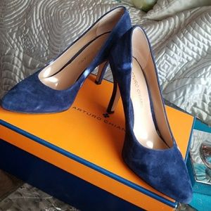Blue suede pump